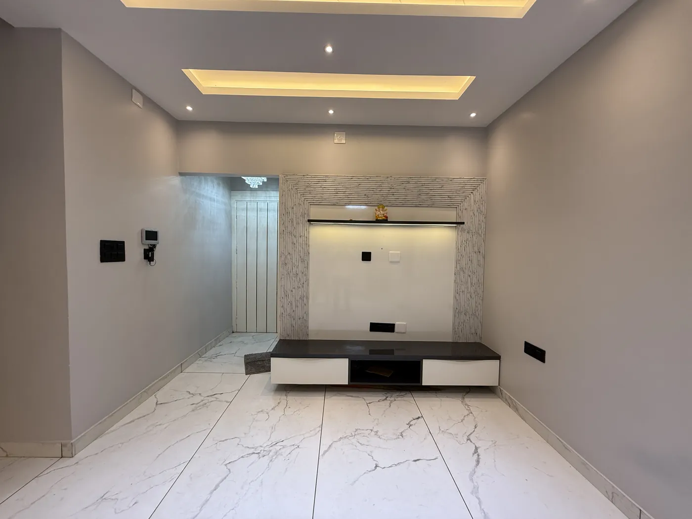 Living room with a wall-hung TV unit and a marble floor